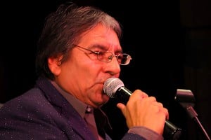 A lo largo de su extensa trayectoria, su talento formó parte de emblemáticas agrupaciones que marcaron época en el Litoral, tales como Los del Palmar, Grupo Trinidad y Los Tekilas.