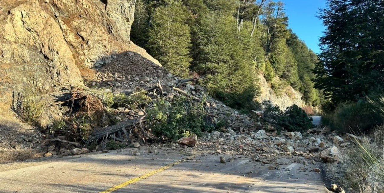 Ruta 40 cortada: un desprendimiento de rocas bloqueó el paso en Río Negro