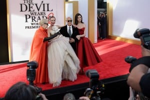 Prendas y accesorios de “El Diablo viste a la Moda 2” se subastan para recaudar fondos.