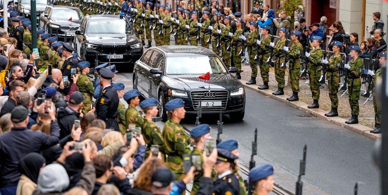 Noruega: miles de personas se congregan en las calles para despedir al rey Harald V