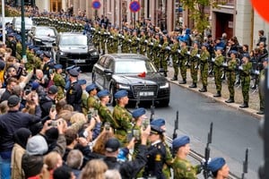La multitud acompañó a la familia real en su cortejo a la cripta. 