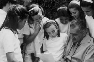Héctor Oesterheld leyendo para niños. Foto: Argentina.gob.ar