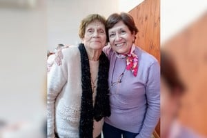 Libia Nancy junto a Liliana, una de sus ex alumnas de la escuela rural. Gentileza