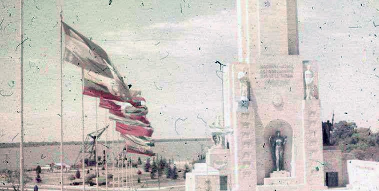 Publican fotos inéditas de la inauguración del Monumento a la Bandera