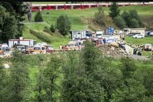 El autobús volcó junto a una estrecha carretera rural.