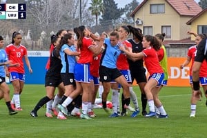 El último partido amistoso de preparación para los Juegos Suramericanos entre las selecciones femeninas Sub-20 de Chile y Uruguay, disputado en el CAR José Sulantay, culminó en una violenta batalla campal. 