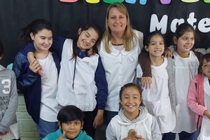 Melina del Valle Brouet junto a uno de los grados que pasaron por sus aulas. Foto: Gentileza
