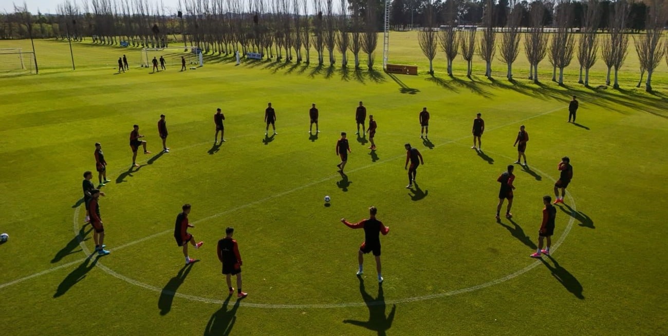 La reunión de los dirigentes de Colón con el plantel y las dudas de Delfino
