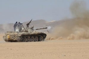 Miembros de las fuerzas gubernamentales yemeníes respaldadas por Arabia Saudí disparan un tanque durante lo que afirman ser enfrentamientos con los hutíes yemeníes alineados con Irán en una ubicación cercana a Al-Hazm, Yemen, según esta captura de pantalla obtenida de un video distribuido el 9 de septiembre de 2026. Crédito: Centro de Prensa de las Fuerzas Armadas Yemeníes/Distribución vía REUTERS