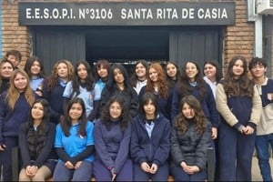 Los dos grupos de jóvenes estudiantes junto a sus docentes. Foto: Gentileza