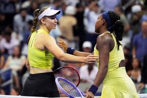 Elena Rybakina habla con la estadounidense Coco Gauff tras ganar su partido de semifinales Créditos: Reuters/Robert Deutsch