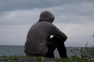 La narrativa biomédica dominante insiste en reducir la crisis de una persona a un simple desequilibrio neuroquímico o a una falla en su capacidad de resiliencia personal, ocultando de forma deliberada los verdaderos determinantes sociales que ahogan la vida cotidiana.