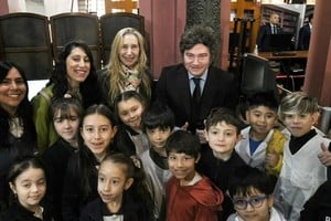 Javier Milei junto a Karina este viernes en el acto oficial.