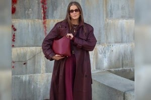 El leather coat aporta una estética rockera a los looks urbanos.
