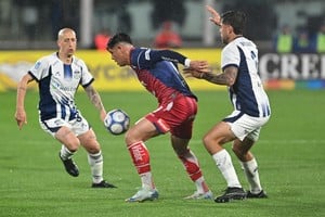 El Chelo Estigarribia tiene su importancia en el juego aéreo y para cuidar la pelota y aguantarla como en este caso, pero no convierte. Foto: Facundo Luque