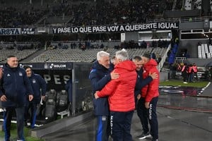 En el ajedrez de los técnicos, le salió mejor a De Felippe que a Madelón. Talleres jugó muy bien y Unión muy mal, sobre todo en el primer tiempo. Foto: Facundo Luque