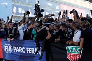 Kimi Antonelli celebra la victoria en el Gran Premio de España, su segundo triunfo consecutivo y el primero de la Fórmula 1 en el nuevo circuito de Madrid. REUTERS/Violeta Santos Moura