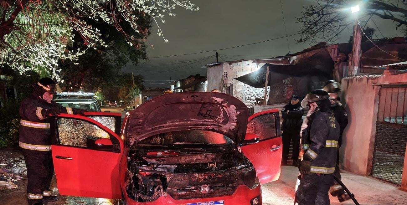 Tres autos incendiados en pocas horas: continúa la saga de los “quema-coches” en Santa Fe