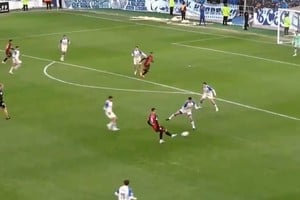 Con el partido 0-0, Colón tuvo esta chance anulada por offside.