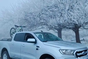 Turistas y deportistas sorprendidos por la nieve en Champaquí.  Gentileza