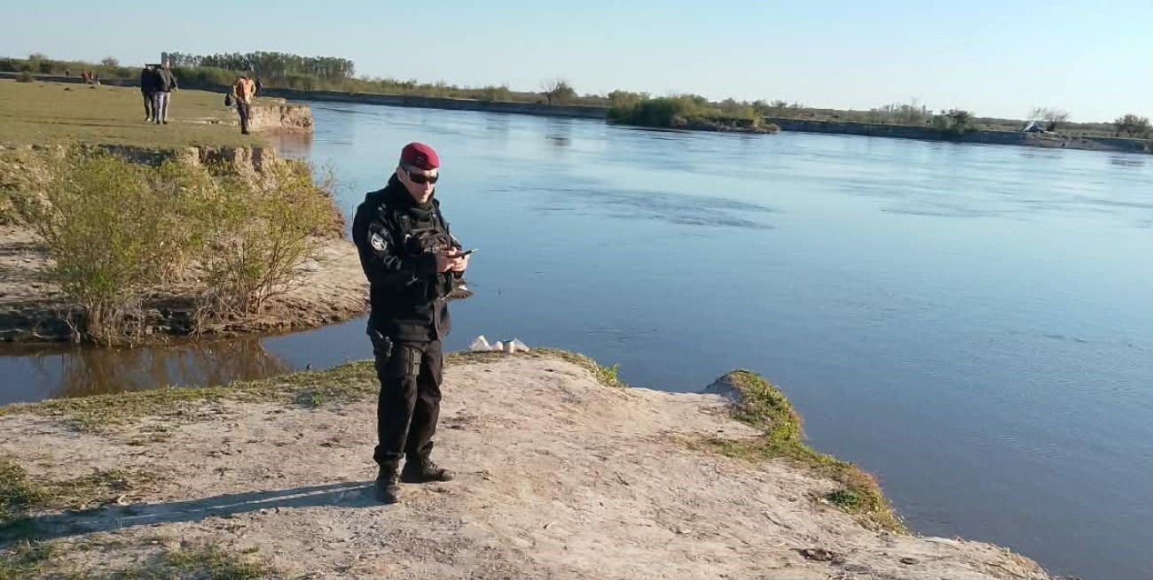 Desesperada búsqueda de un joven que cayó al río Salado durante una jornada de pesca