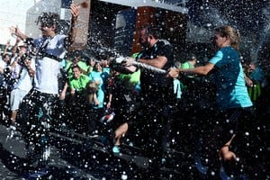 Andrea Kimi Antonelli celebra junto al equipo Mercedes después de conquistar la victoria en el Gran Premio de España, disputado en el circuito de Madring, en Madrid. REUTERS/Jakub Porzycki