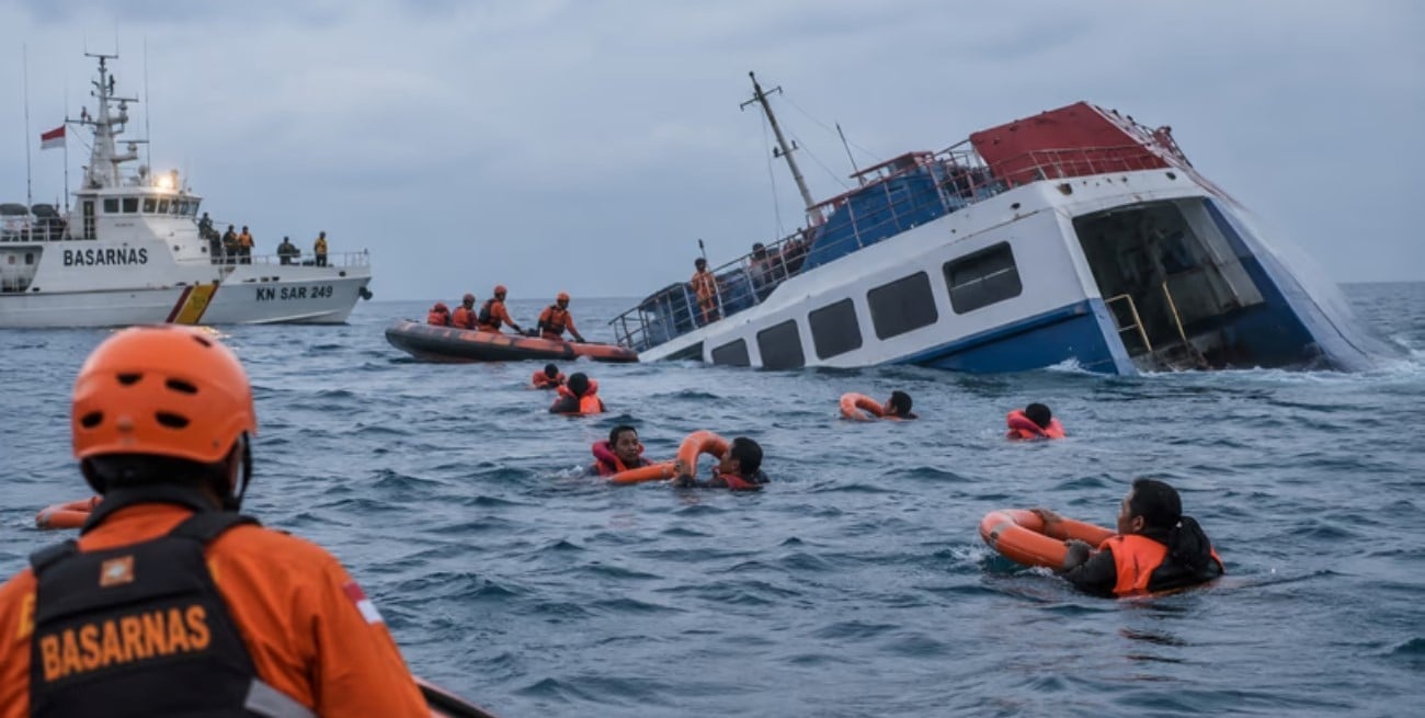 Se hundió un barco de pasajeros en Indonesia: hay muertos y 129 desaparecidos