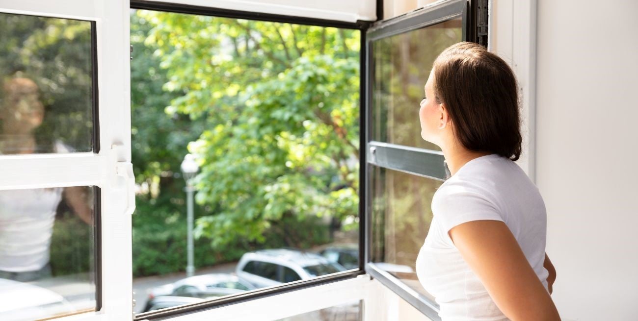 ¿Ventilar la casa ayuda o empeora las alergias? Qué conviene hacer en primavera