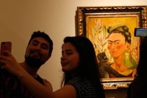 Fragmento de “Autorretrato con chango y loro”.  Foto: Gentileza Malba