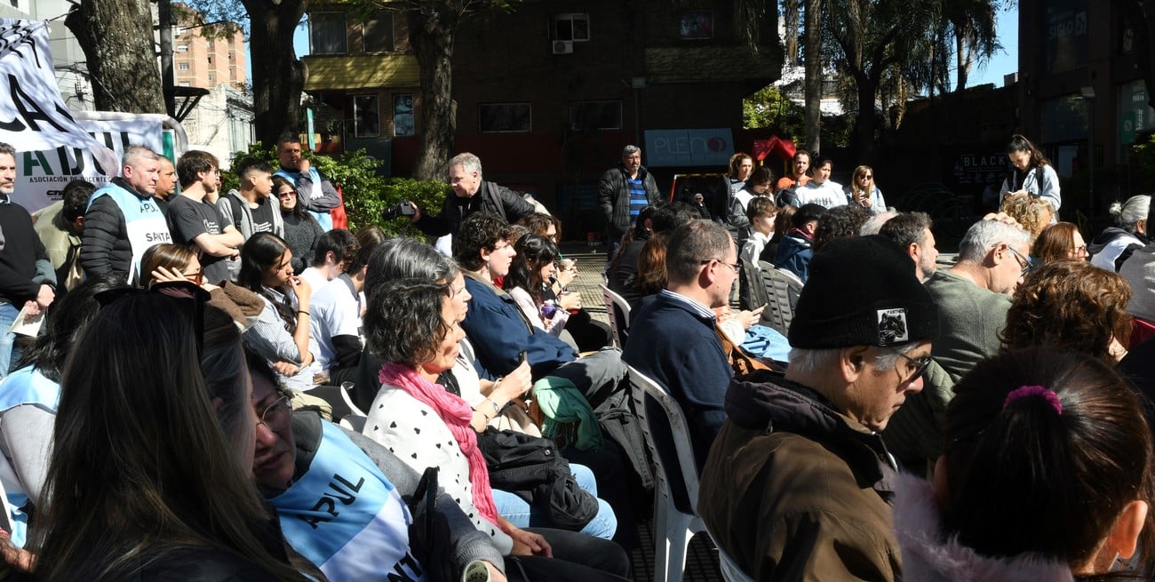 La UNL llevó el reclamo por el financiamiento universitario a la peatonal de Santa Fe