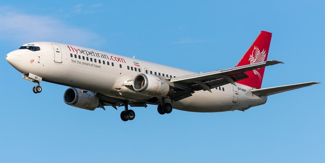 Pánico en un vuelo: aterrizaje de emergencia por daños en un avión iraní