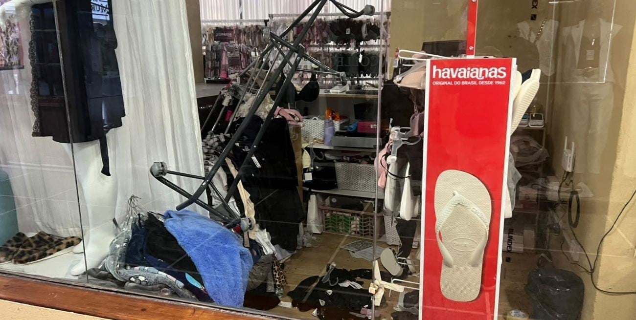 Dos detenidos tras romper una vidriera y robar ropa de una lencería en pleno centro de la ciudad de Santa Fe