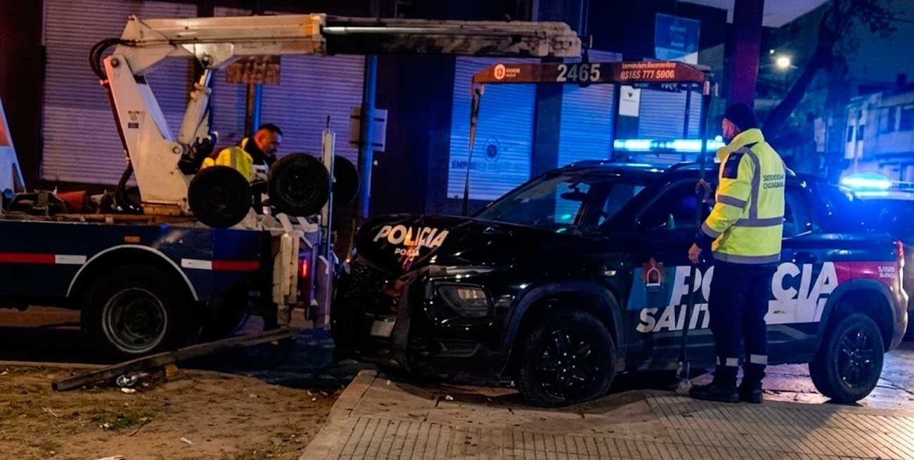 Patrullero chocó contra un árbol mientras llevaba a un joven baleado al Cullen