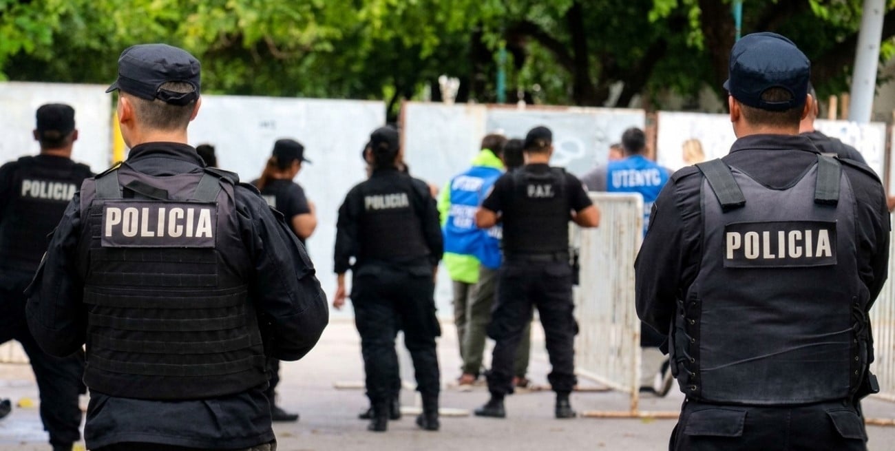 Tres policías de Santa Fe fueron expulsados de la fuerza con cese en el cobro de sus haberes