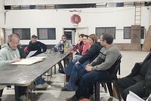 A trabajar. Rampazzo no perdió tiempo y comenzó a organizar la tarea de cada uno. Gentileza.
