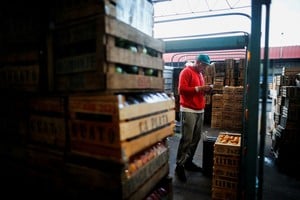 En agosto, el Índice de Precios Internos al por Mayor (IPIM) registró un rebote al 2,1%, superando a la inflación minorista (1,7%) y quebrando dos meses consecutivos de desaceleración tras el 0,8% de julio, según informó el INDEC. Foto: Archivo / REUTERS / Agustin Marcarian.