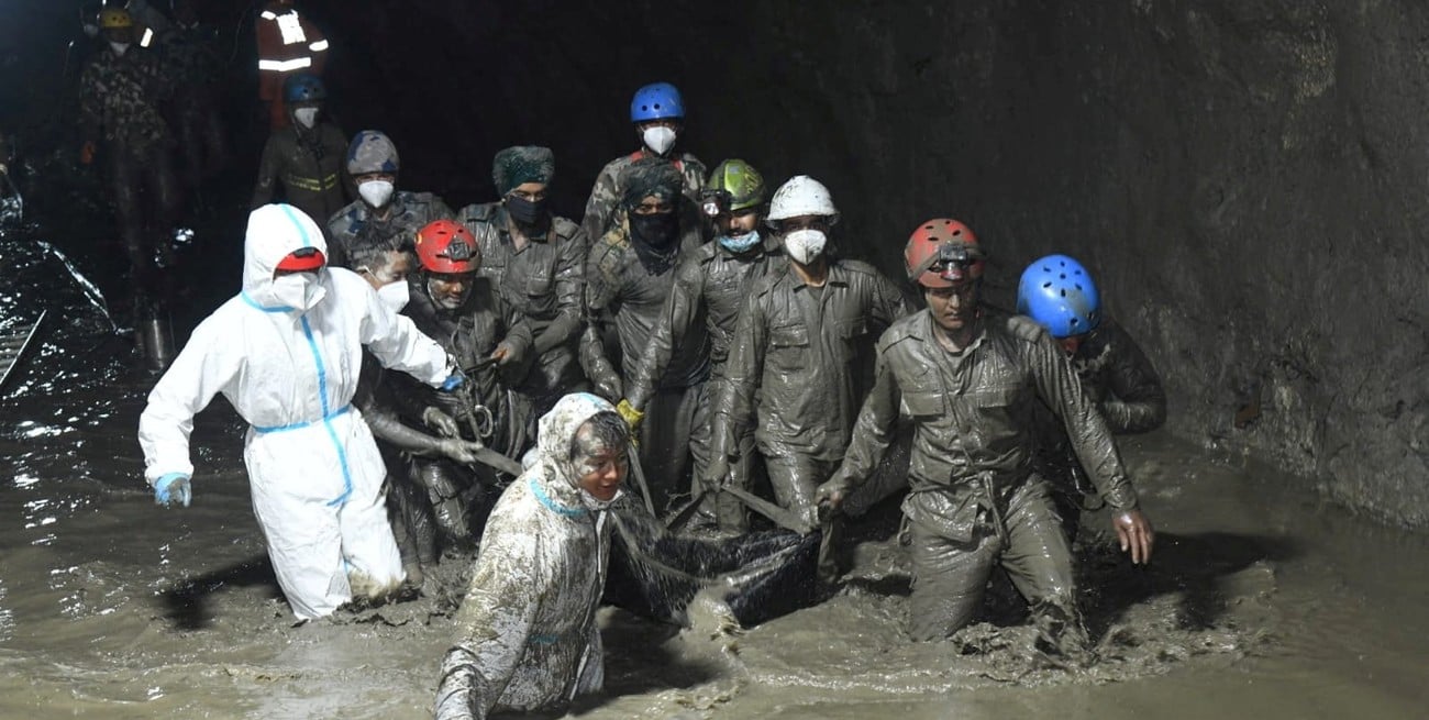 Rescatistas buscan a seis trabajadores atrapados a 80 metros de profundidad en Nepal