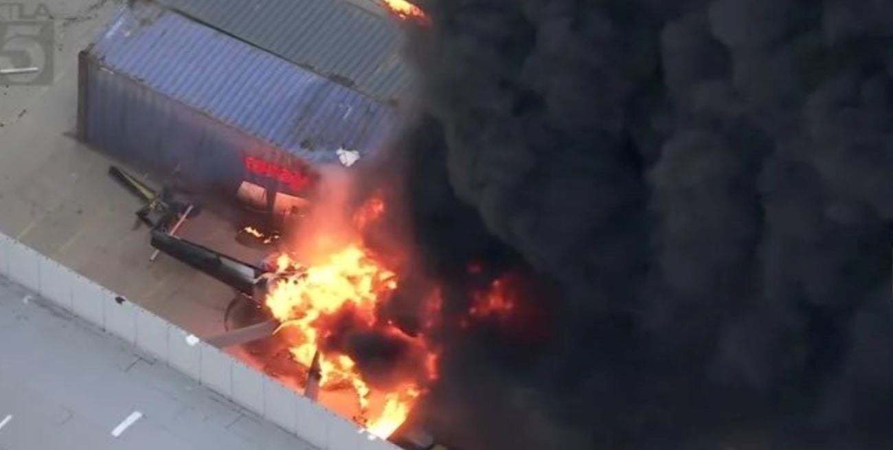 Un helicóptero de un canal de noticias se estrelló en Los Ángeles mientras cubría un choque: murieron tres personas