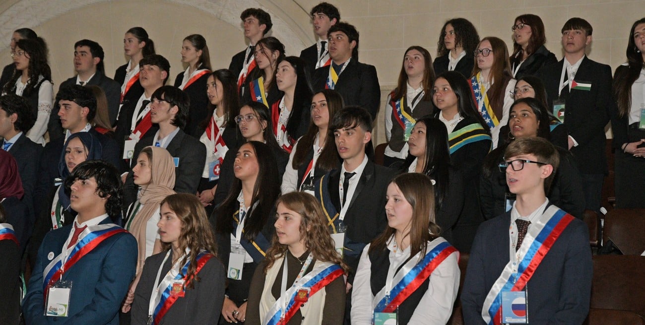 Con trajes o atuendos típicos, unos 400 estudiantes participan del Modelo ONU en Santa Fe