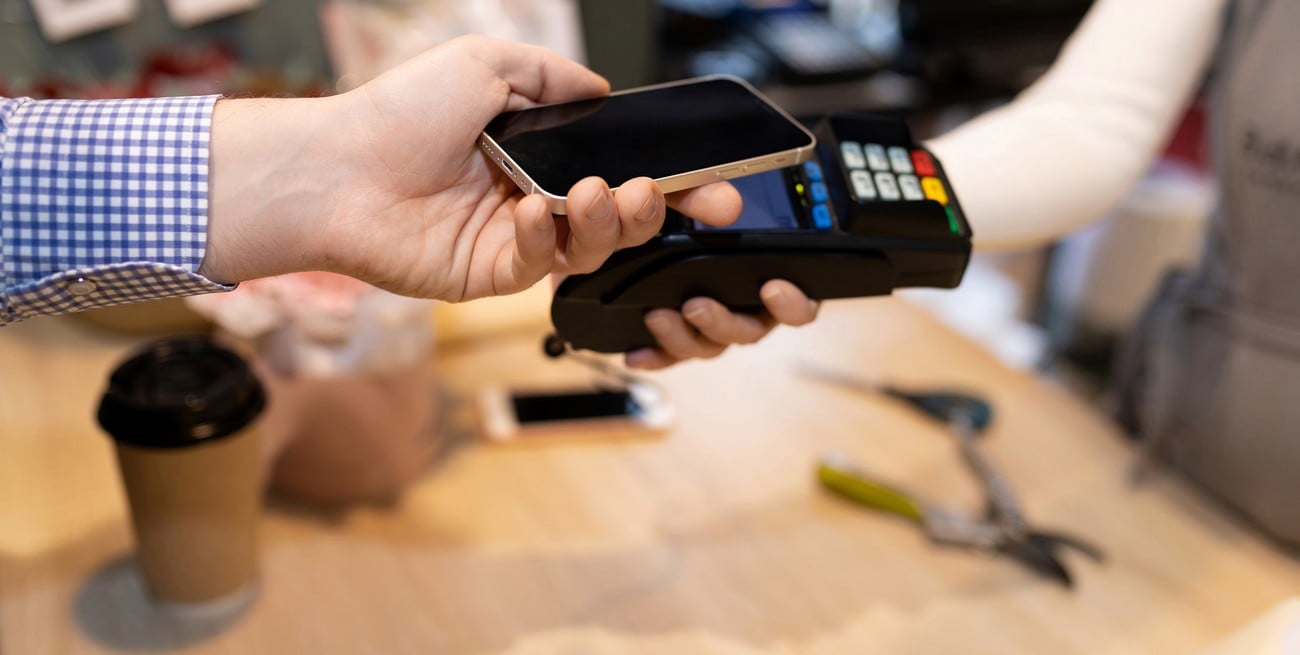 La confianza del consumidor subió 2,4% en septiembre y volvió a terreno positivo