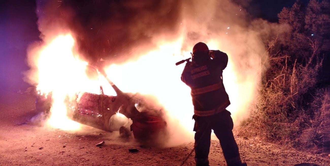 Incendio de un vehículo en la zona norte; además le faltaban la batería y una rueda
