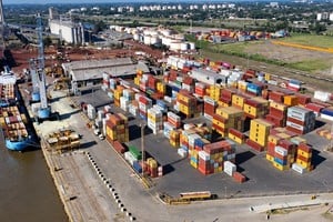 El principal desafío económico del gobierno nacional sigue siendo lograr que las divisas generadas por el dinamismo exportador logren derramar sobre el alicaído tejido productivo interno.