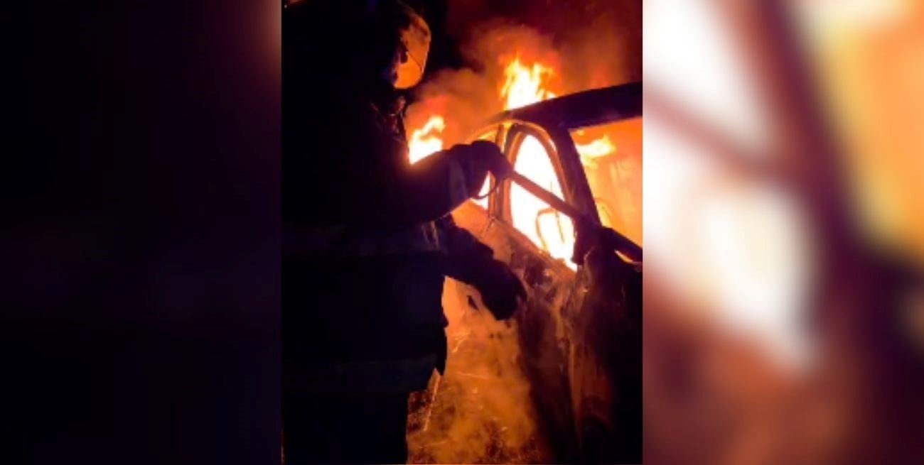 Entre Arroyo Aguiar y Constituyentes: se incendió un auto en la ruta provincial 2