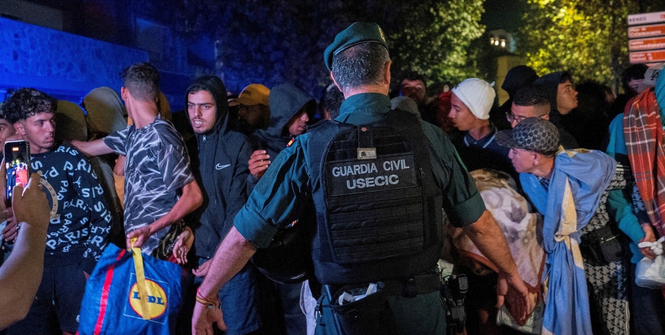 Caos en Ceuta durante el traslado de miles de migrantes: corridas y disparos al aire