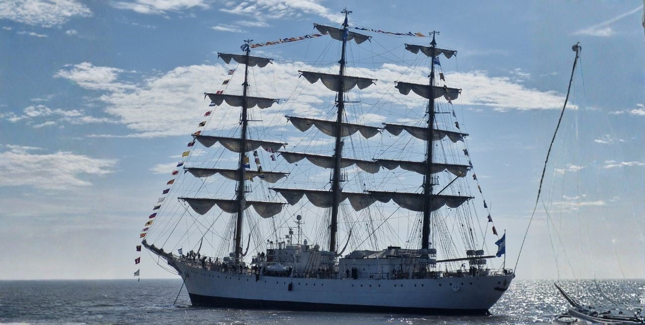 La Fragata Libertad tocó puerto en Buenos Aires tras completar su 54° viaje de instrucción