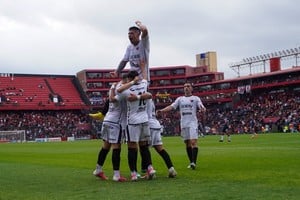 Con una ráfaga goleadora en el primer tiempo, el elenco rojinegro se reencontró con la victoria en el Brigadier López y respira en la pelea por el Reducido. Foto: Fernando Nicola.