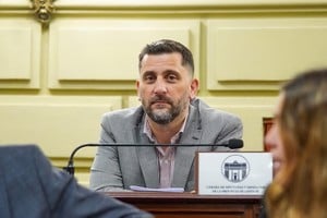 Cuvertino destacó que la reforma "le da más poder a los gobiernos locales, limita los mandatos de las autoridades, elimina el desgaste de las elecciones cada dos años en localidades pequeñas y fortalece la transparencia con mecanismos de acceso a la información y participación ciudadana".