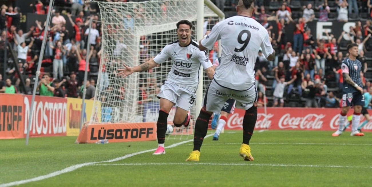 Colón anticipó la primavera y floreció a puro gol