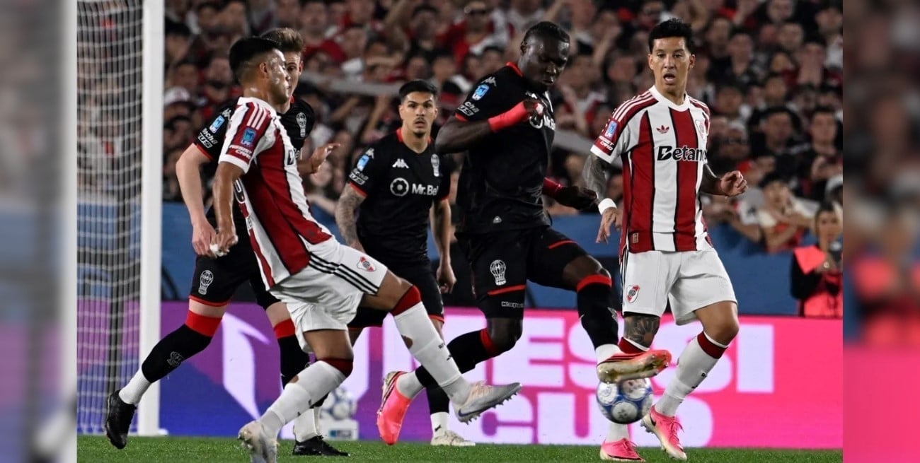 Huracán frenó a River en el Monumental y lo sacó de la zona de playoffs
