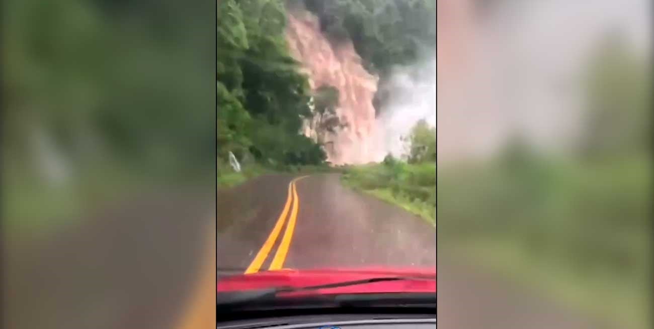 Por las fuertes tormentas se formó una cascada sobre una ruta del sur de Brasil